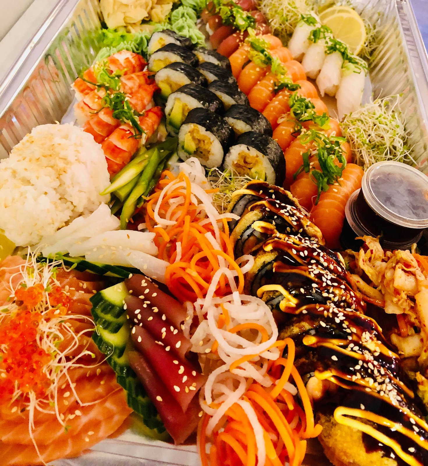Fat til selskap: sashimi, nigiri, maki og salat