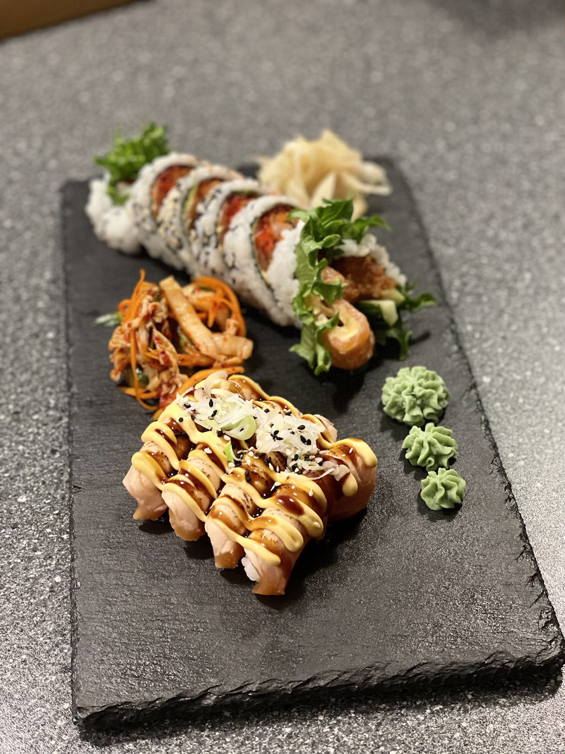 Sushi-brett med spicy laks, maki og kimchi