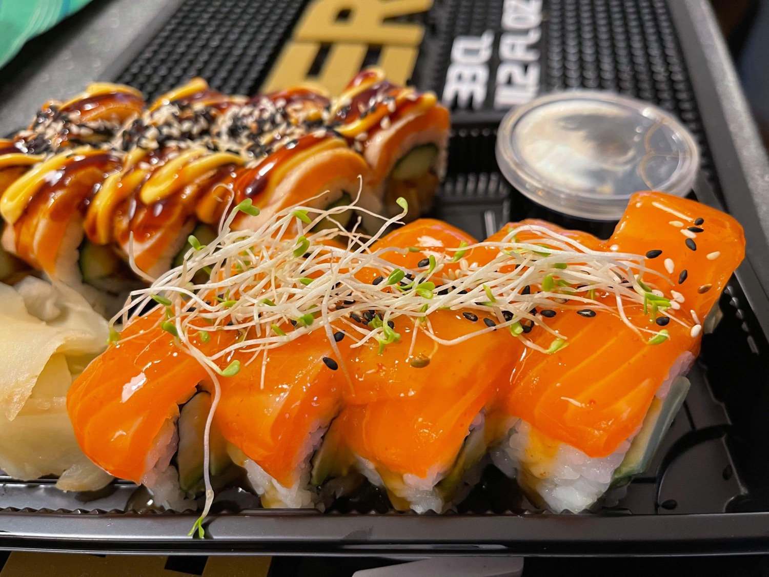 Take away med lakse-nigiri og spicy rull